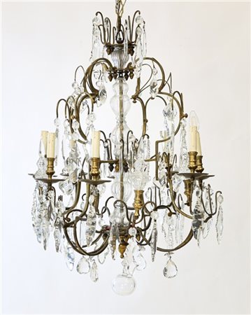 Lampadario a otto luci con struttura in metallo dorato e pendenti in vetro sfac