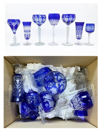 Cartone contenente numerosi calici in cristallo blu e incolore di diversa forma
