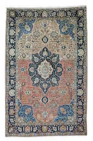 Tappeto Heritz, Persia, inizio secolo XX. Decoro con medaglione polilobato a fo