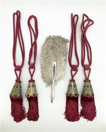 Lotto composto da quattro reggitenda in corda rossa con nappe in metallo e appl