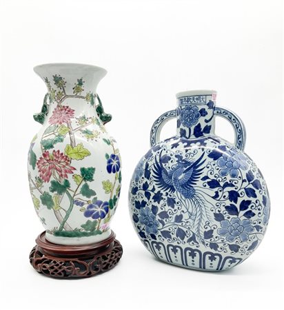 Lotto composto da moon flask biansata in porcellana decorata con fiori e volati