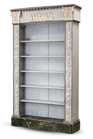 Libreria di gusto neoclassico in legno laccato con decorazione a rilievo in pas