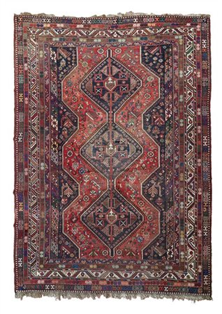 Tappeto Shiraz, Persia, secolo XX. Decoro con tre medaglioni romboidali su camp