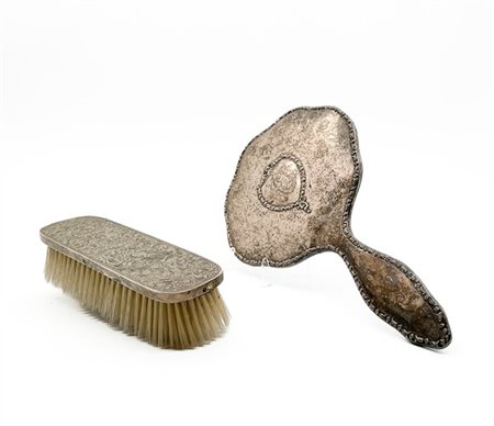 Lotto composto da uno specchio e una spazzola da toilette in argento (difetti)