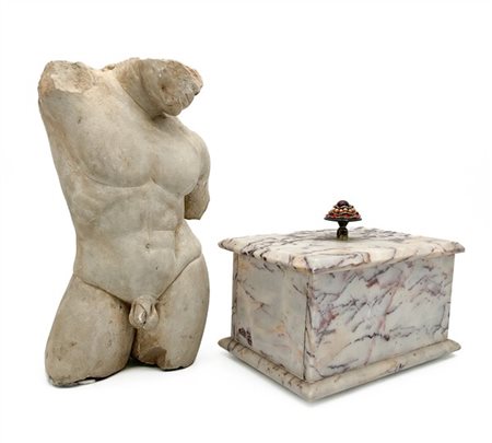 Lotto composto da torso virile classico in marmo scolpito (h cm 30) e una casse