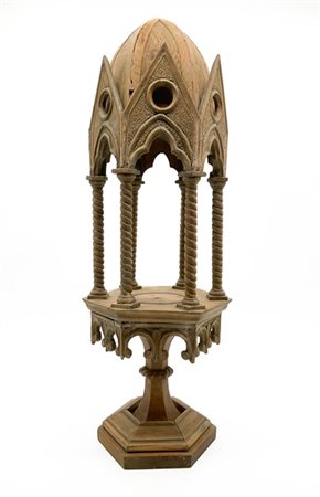 Reliquiario a baldacchino cuspidato in stile gotico in legno intagliato con col