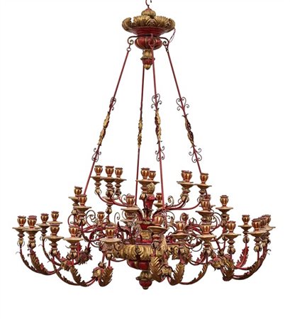 Grande lampadario a quaranta luci su tre file in legno e metallo laccato e dora