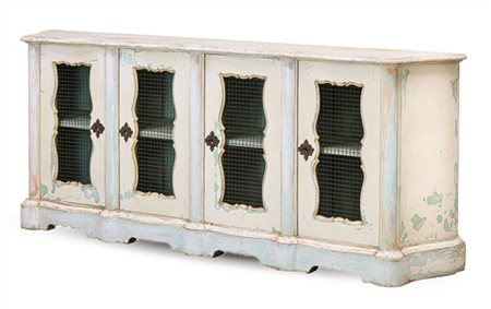 Credenza a quattro sportelli in legno laccato di forma sagomata con riserve in