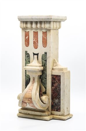 Elemento architettonico in marmo bianco con inserti di marmi policromi diversi,