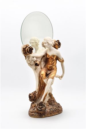 Da Louis Beataux, inizio secolo XX.
Specchiera d'appoggio in biscuit parzialmen