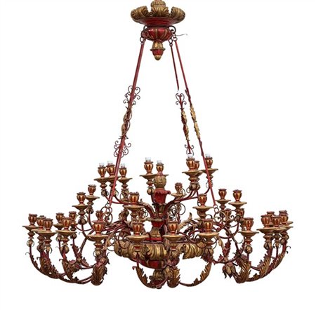 Grande lampadario a quaranta luci su tre file in legno e metallo laccato e dora