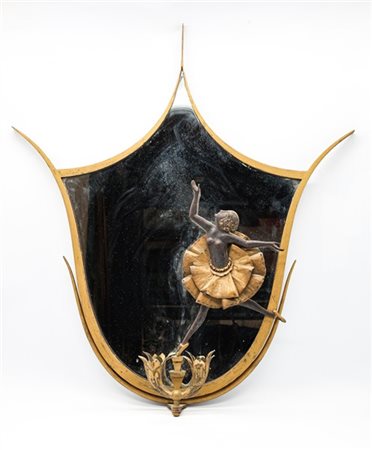 Ventola a due luci in metallo dorato di forma sagomata centrata da figura di ba