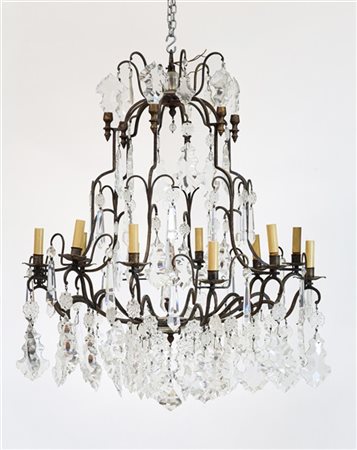 Lampadario a dodici luci in ferro ritorto e pendenti in vetro sfaccettato (d cm