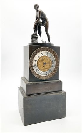 Pendola da appoggio in bronzo brunito a retroproiezione di forma parallelepiped