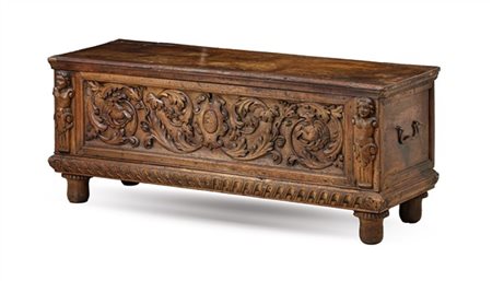 Antica cassapanca in noce con fronte intagliato decorato da erme e girali di fo