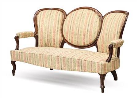 Divano a tre posti con schienale e gambe di forma mossa, seduta in tessuto oper