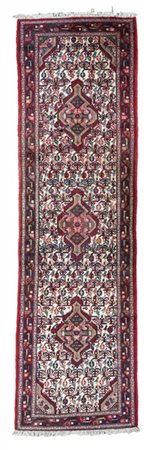 Tappeto passatoia Malayer, Persia, secolo XX. Decoro con tre piccoli medaglioni