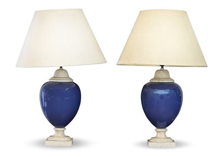 Coppia di lampade d'appoggio con base in travertino e ceramica blu, con paralum