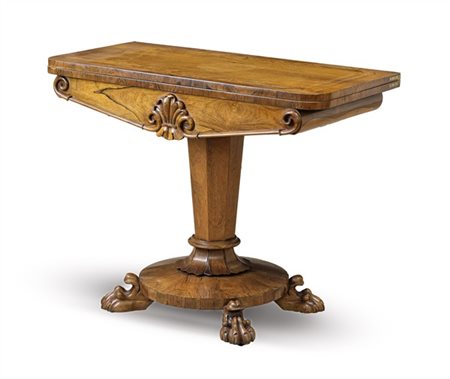 Tavolo da gioco con piano apribile celante panno verde, fascia intagliata a mot