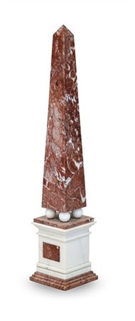Obelisco in marmi vari poggiante su quattro piedi a sfera e base a plinto (cm 1