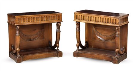 Coppia di mensole da parete in legni vari con fascia unghiata, montanti ad anim