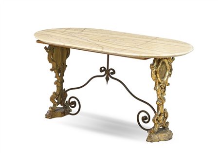 Tavolino da salotto con sostegni ad antichi ostensori in legno intagliato e dor