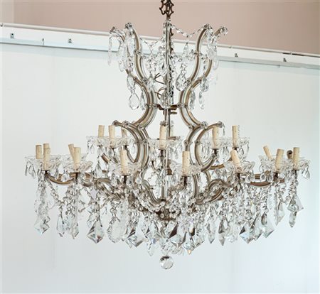 Coppia di lampadari a ventiquattro luci su due file, bracci di forma mossa racc