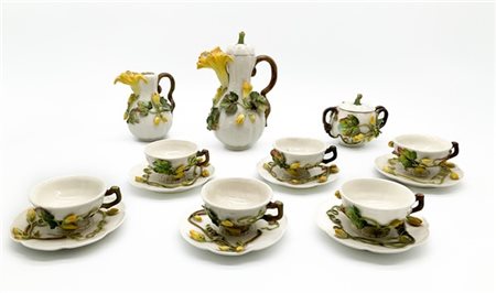 Manifattura inglese, secolo XX. Servizio da caffÃ¨ in ceramica policroma con dec