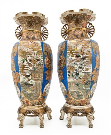 Coppia di vasi in ceramica Satsuma decorati in policromia e oro con sostegno tr