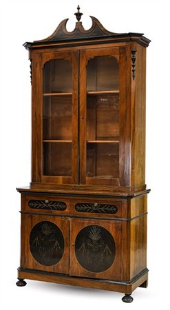 Credenza con vetrina a due corpi impiallacciata in noce con profili e riserve e