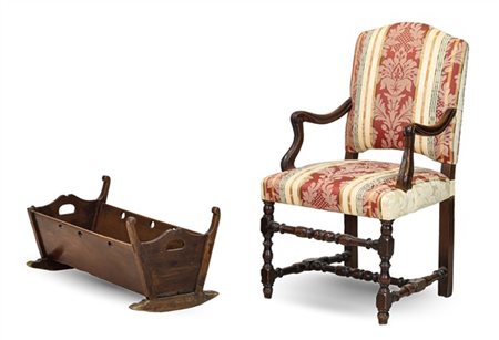 Lotto composto da una poltrona in noce con gambe e traversa tornite a rocchetto