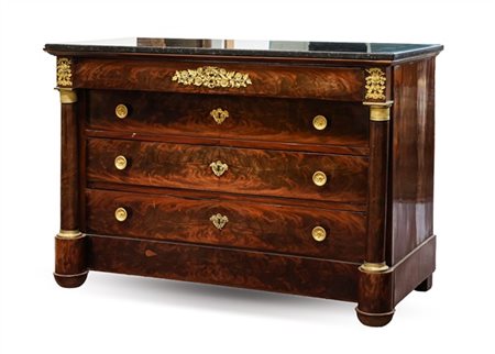 Cassettone Impero in mogano e piuma di mogano con fronte a quattro cassetti di