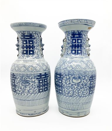 Due vasi in porcellana bianca e blu caratterizzati dal simbolo della "doppia fe