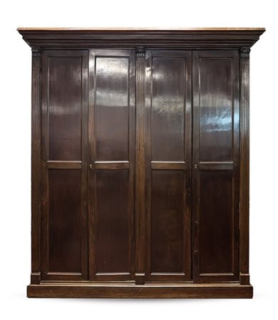 Armadio a quattro ante pannellate con montanti scanalati e semi capitello, capp