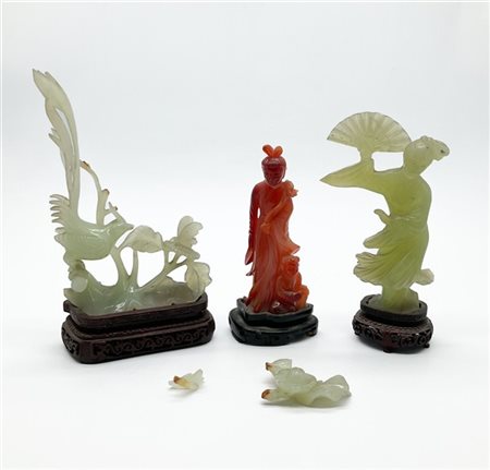 Tre sculture in giadeite e pietre dure (h max cm 21) (difetti e rotture)