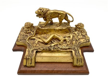 Calamaio in bronzo dorato sormontato da leone e figura femminile sdraiata, base