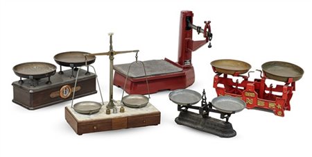 Lotto composto da cinque diverse bilance di materiali differenti (difetti)