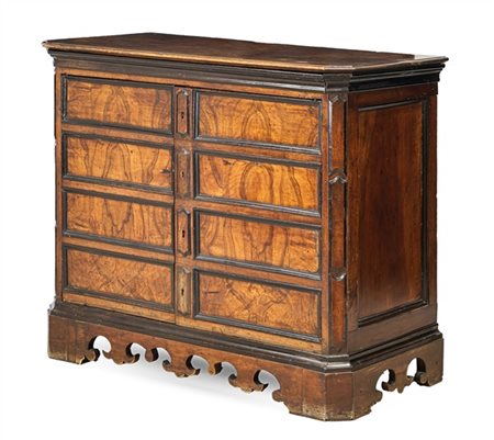 Cassettone scantonato in noce con riserve in radica, fronte a quattro finti cas