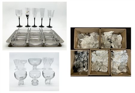 Cinque cartoni contenenti numerosi bicchieri e oggetti in vetro di differenti m