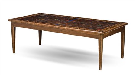 Tavolino da salotto con piano intarsiato in legni vari a volute di foglie e ins