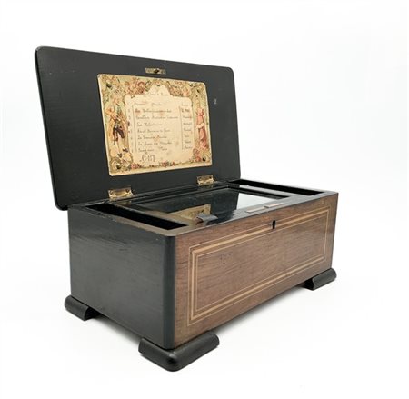 Piccola scatola musicale in custodia di legno intarsiata, movimento a cilindro