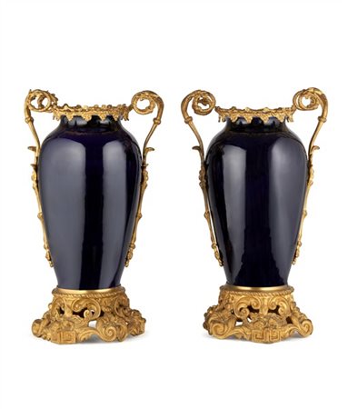Coppia di vasi biansati in porcellana blu, anse in metallo dorato a volute vege