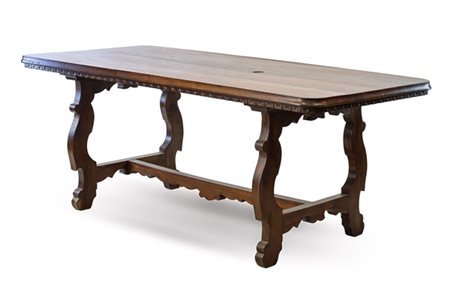 Tavolo fratino in legni vari con bordura unghiata, gambe sagomate raccordate da