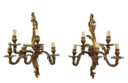 Coppia di applique in bronzo dorato in stile Luigi XV a cinque luci con bracci