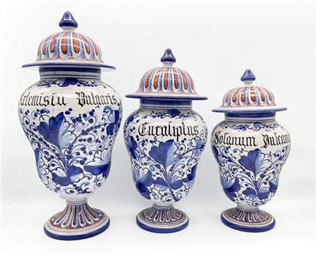 Manifattura del secolo XX. Lotto composto da tre vasi da farmacia con coperchio