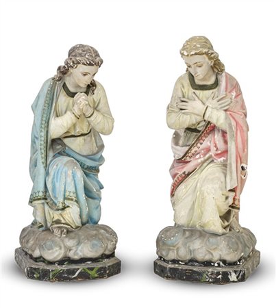Coppia di angeli in preghiera in gesso dipinto in policromia (h max cm 100) (di
