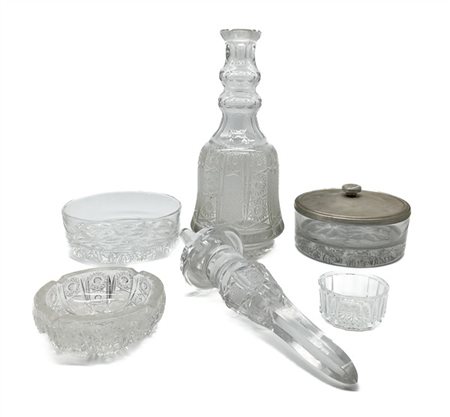 Due cartoni contenenti numerosi oggetti in cristallo e vetro molato di usi e de