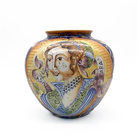Manifattura del secolo XX. Vaso a boccia in maiolica dipinta in policromia con