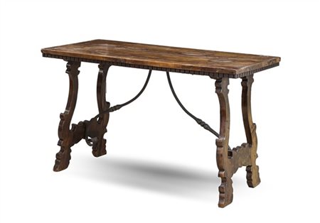 Tavolo fratino in noce, piano rettangolare con bordura dentellata, gambe sagoma