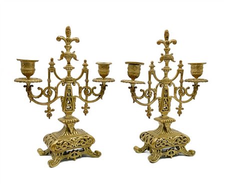 Coppia di candelabri a due luci in ottone con sostegni a volute intrecciate e b